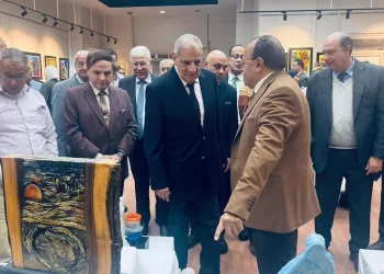 افتتاح معرض نصف قرن من الضوء واللون لمحمد زينهم