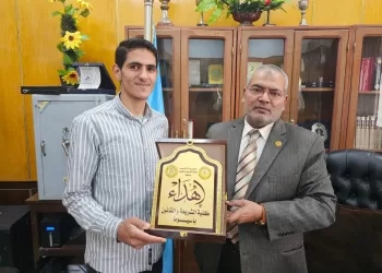 العوارى يكرم حافظ القرآن