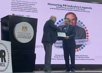 منتدى العلاقات العامة يكرم الأمين العام لرابطة الجامعات الإسلامية