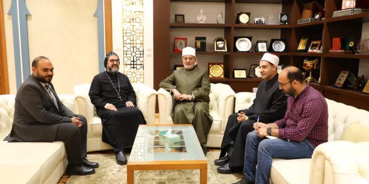 مفتي الجمهورية يستقبل كاهن الكنيسة السريانية في مصر للتهنئة بعيد الأضحى المبارك