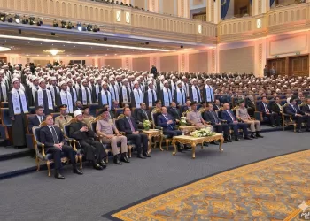 الخريجون يتلون القسم
