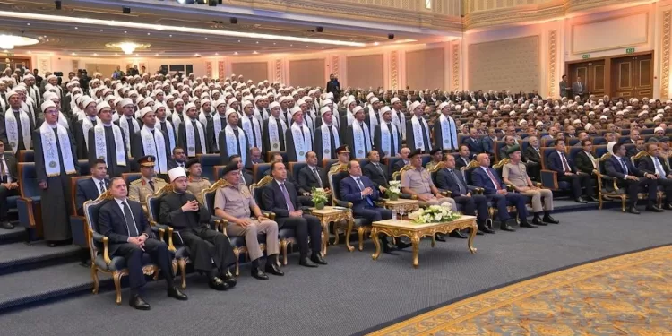 الخريجون يتلون القسم