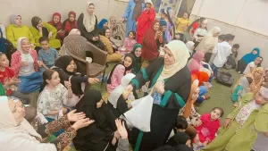 حنان عزوز توزع الفرحة فى مسجد المعز بأسيوط