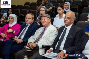 د. سامى الشريف خلال مناقشة مشروع تخرج اعلام الجامعة الحديثة