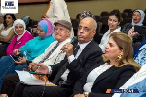 رئيس تحرير عقيدتى خلال مناقشة مشروع تخرج اعلام الجامعة الحديثة
