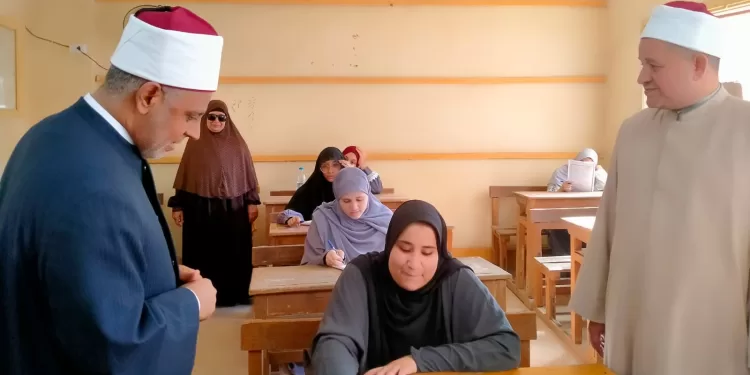 أحمد الشرقاوي القائم بعمل رئيس قطاع المعاهد الأزهرية يتابع الامتحانات