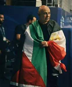 حسام حسن يرتدى العلمين المصرى والفلسطينى