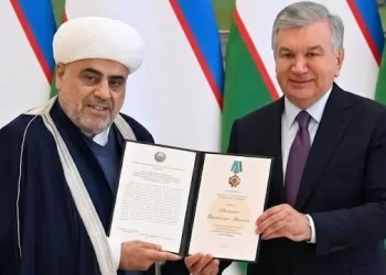 شيخ الإسلام الله شكور باشازاده يحصل على وسام من الرئيس الأوزبكي