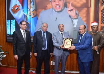 محافظ أسيوط يكرّم نائب رئيس جامعة الأزهر ويؤكد: بناء الإنسان يبدأ من العلماء