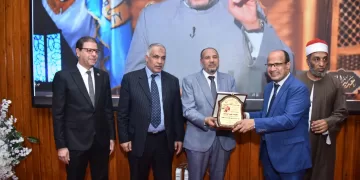 محافظ أسيوط يكرّم نائب رئيس جامعة الأزهر ويؤكد: بناء الإنسان يبدأ من العلماء