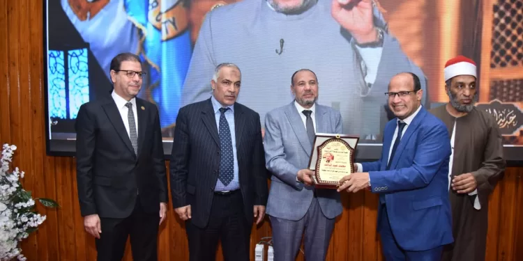 محافظ أسيوط يكرّم نائب رئيس جامعة الأزهر ويؤكد: بناء الإنسان يبدأ من العلماء