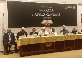 العلماء خلال تكريم حفظة الماهر بالقرآن