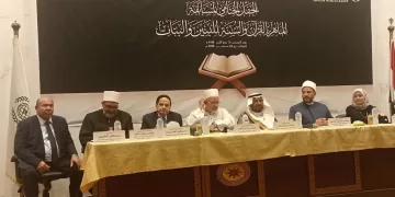 العلماء خلال تكريم حفظة الماهر بالقرآن