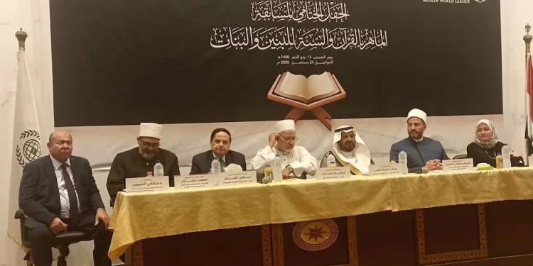 العلماء خلال تكريم حفظة الماهر بالقرآن