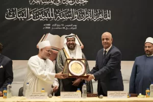 مصطفى ياسين رئيس التحرير يتسلم درع تكريم عقيدتى من الشيخ خالد عبدالكافى، ود. إبراهيم الهدهد